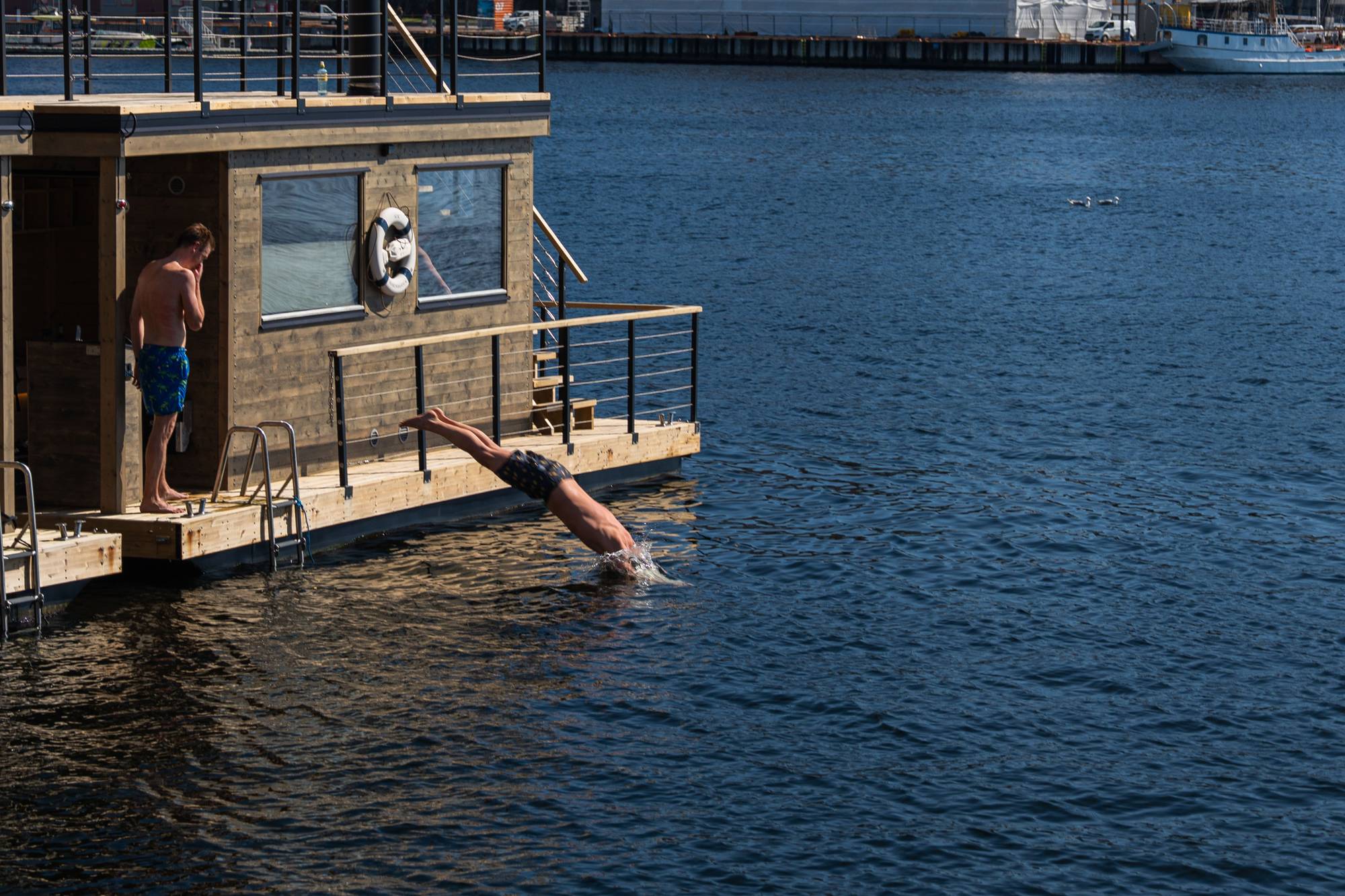 Person stuper i havet