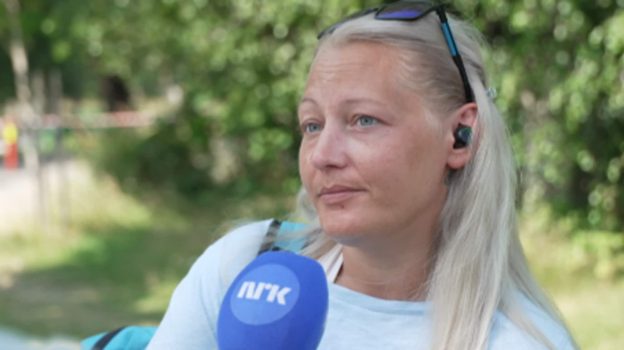 En kvinne som snakker i NRK-mikrofon. 