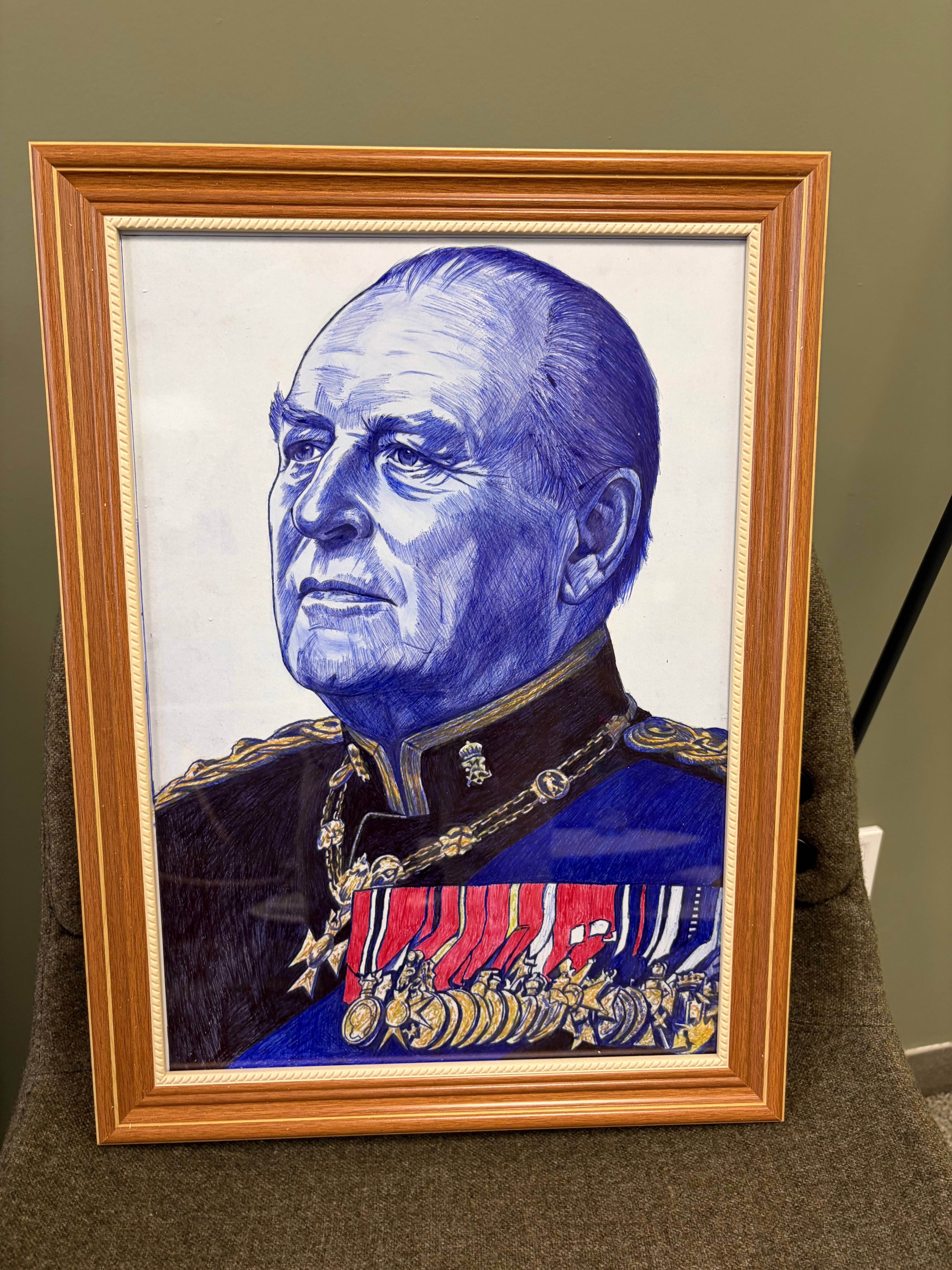 Illustrasjon i ramme av kong Olav i blå kulepenn, iført militær uniform med medaljer.