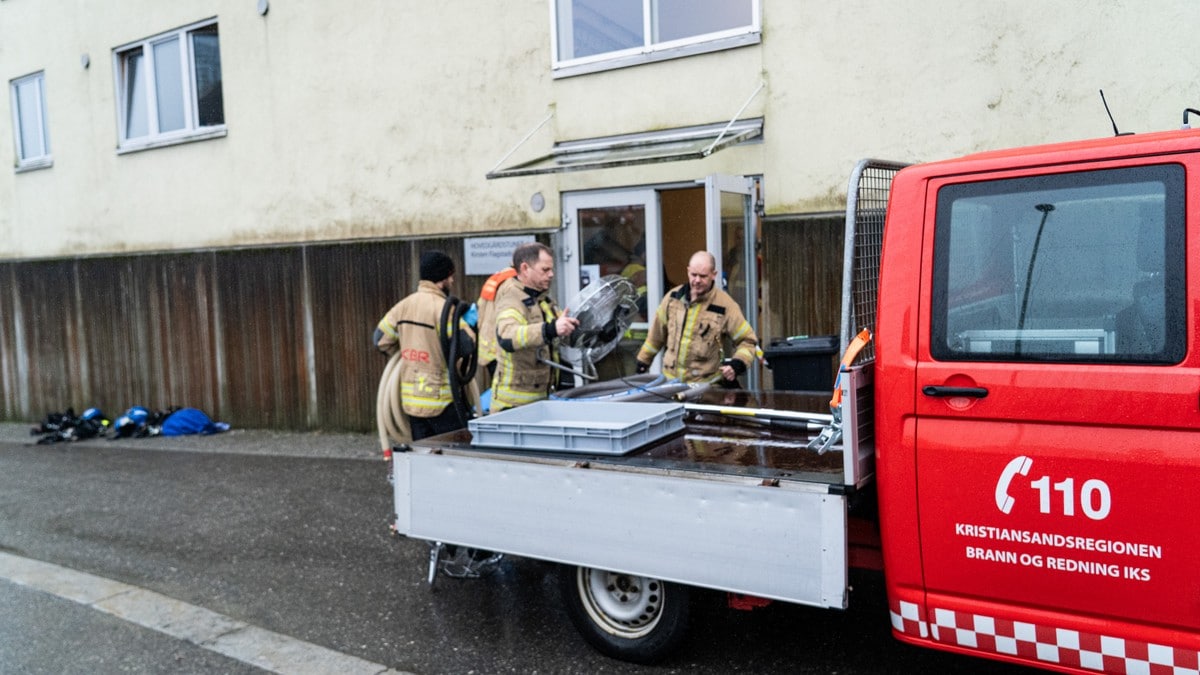 Brann i boligblokk: – En person er død