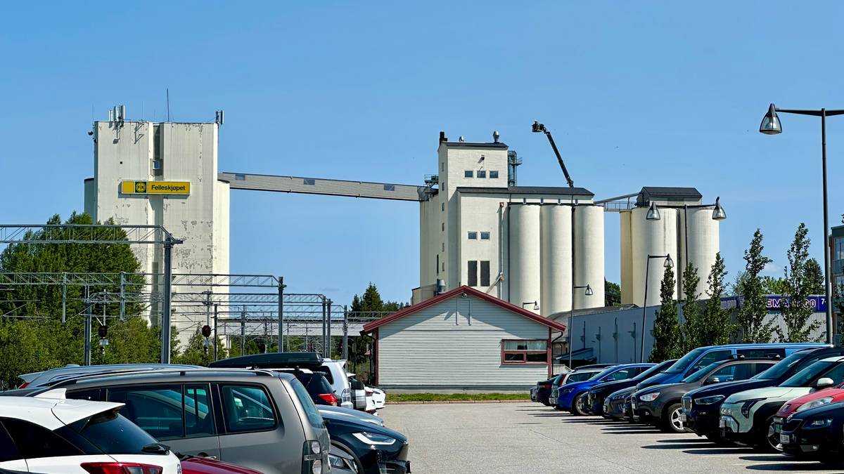 Brann i kornsilo på Årnes - togstrekningen mellom Harnes og Skaga er stengt