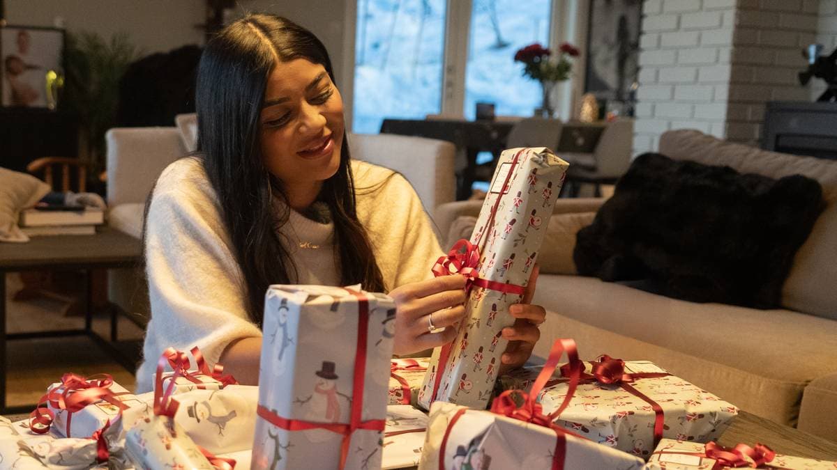 Muskan har kjøpt julegaver til fremmede barn: – Jeg vet hvordan det føles å stå utenfor