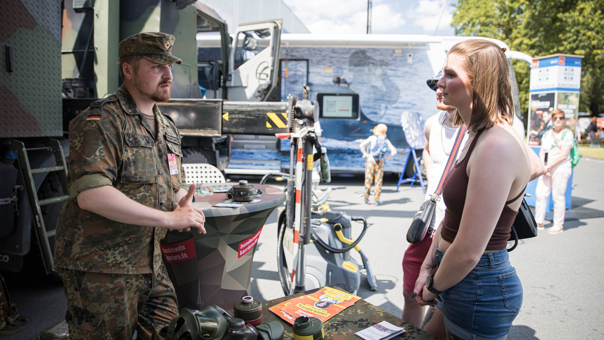 ung kvinner snakker med soldat