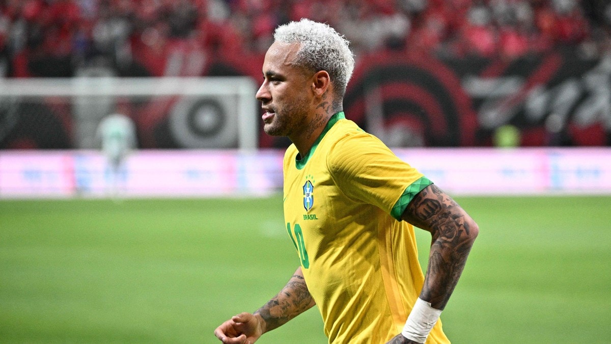 Neymar berre fire bak Pele