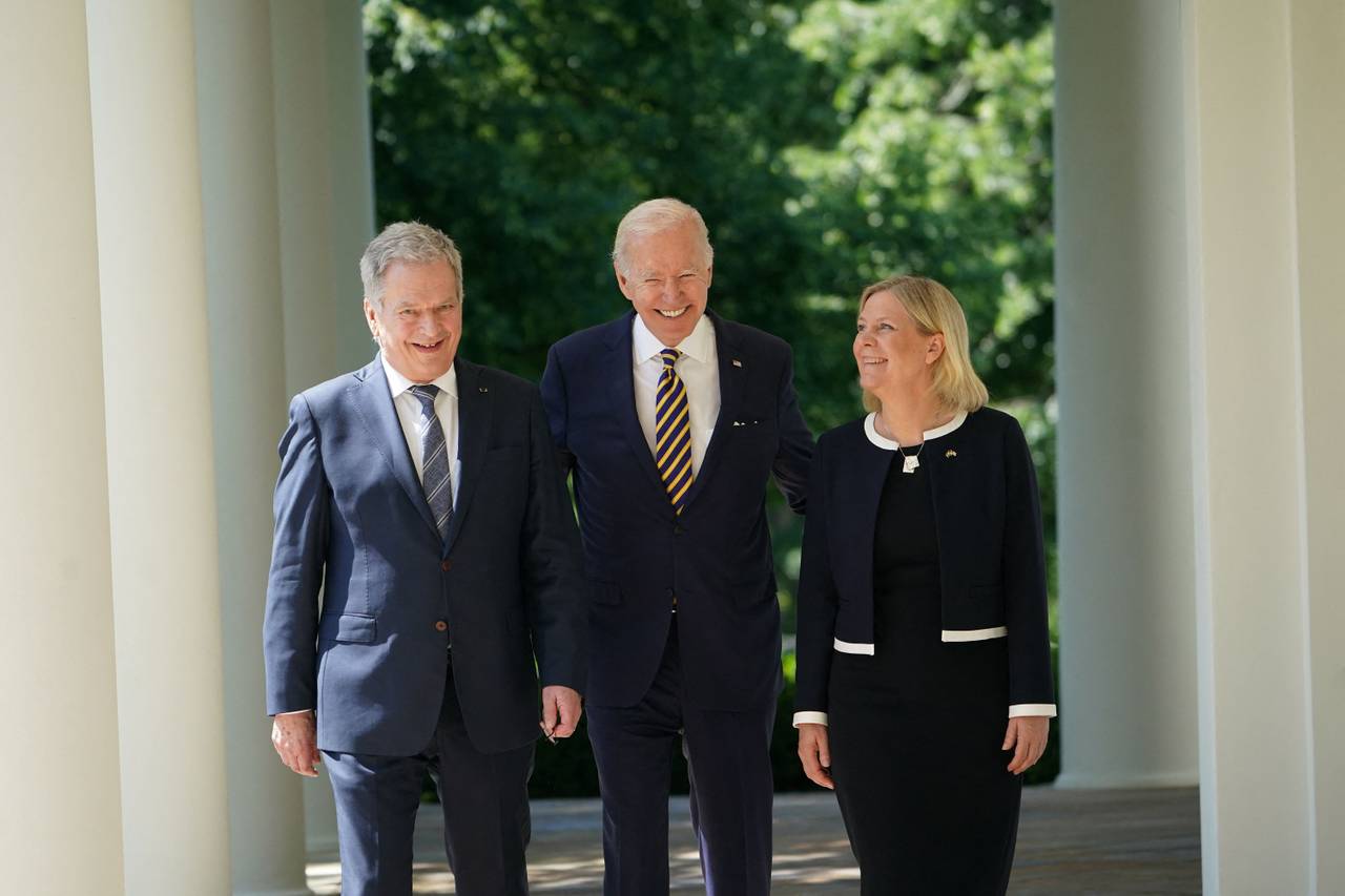 Sveriges statsminister Magdalena Andersson og Finlands president Sauli Niinistö på hver sin side av president Joe Biden.