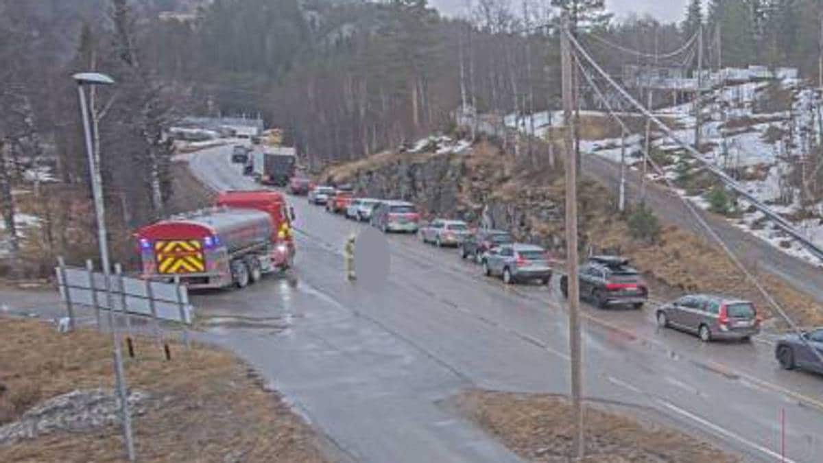 E 134 stengt etter alvorlig ulykke - person hentet med luftambulanse