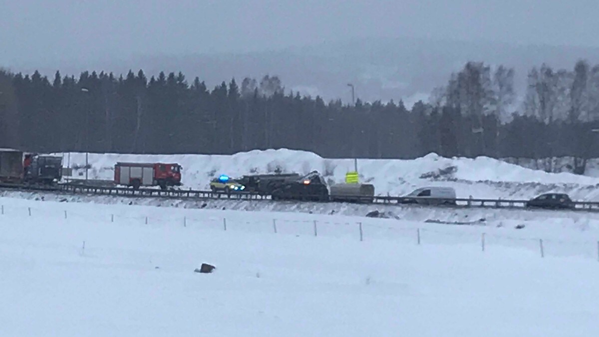En person omkommet i trafikkulykke på E6 i Ringsaker