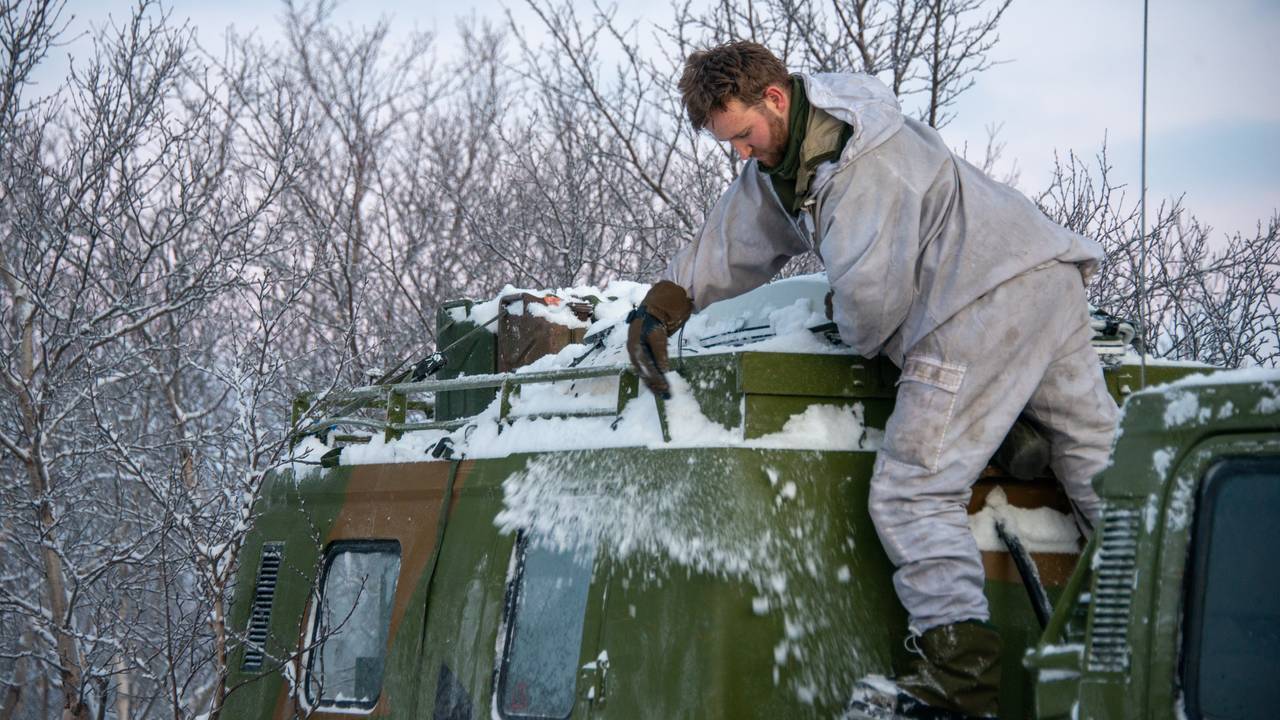 Det mangler i det minste ikke på snø for soldatene på feltøvelse i Sør-Varanger