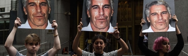 NEW YORK, NY – JULY 08: A protest group called «Hot Mess» hold up signs of Jeffrey Epstein in front of the Federal courthouse on July 8, 2019 in New York City. According to reports, Epstein will be charged with one count of sex trafficking of minors and one count of conspiracy to engage in sex trafficking of minors.   Stephanie Keith/Getty Images/AFP== FOR NEWSPAPERS, INTERNETT, TELCOS & TELEVISION USE ONLY ==