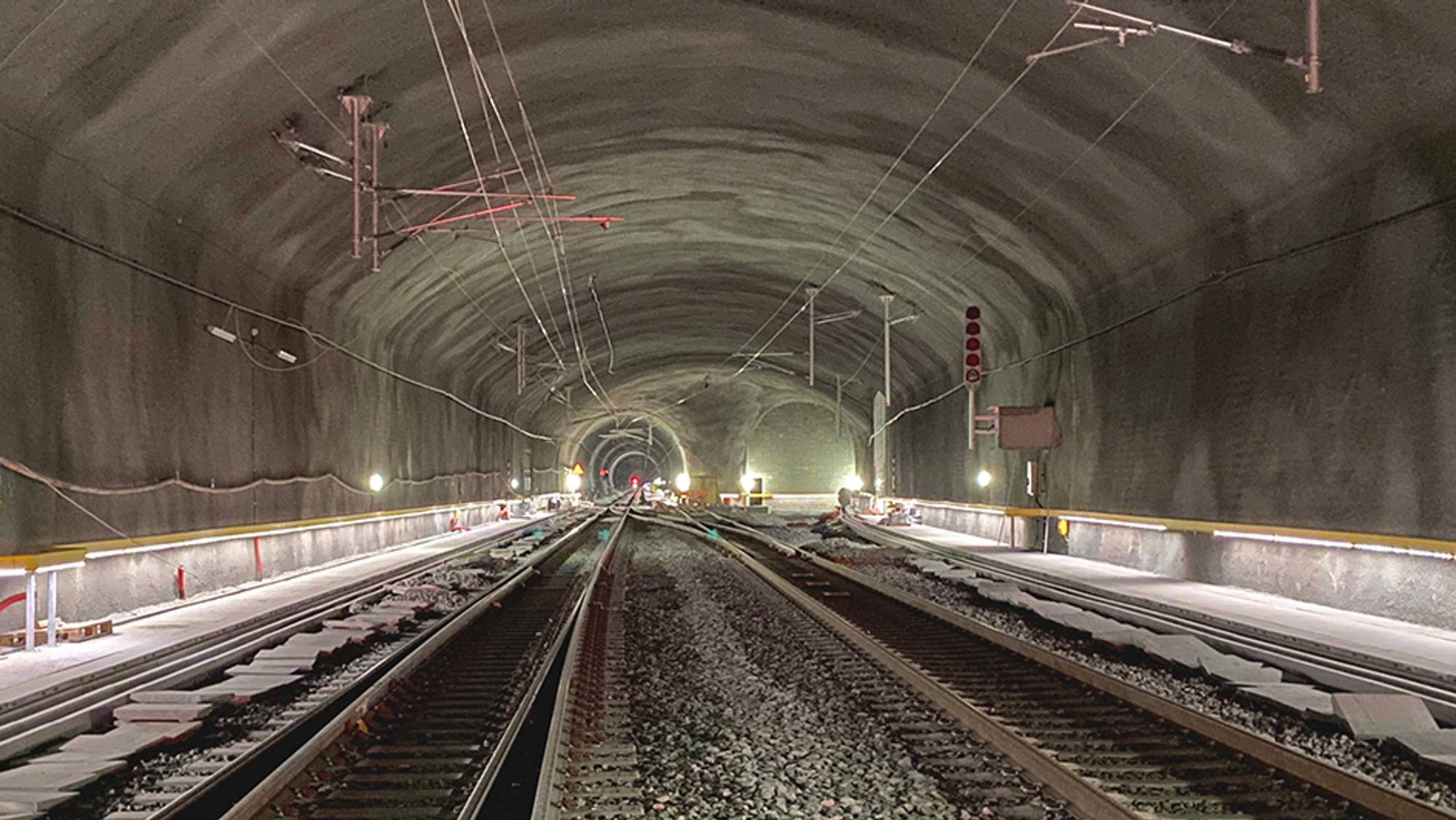 Bildet viser en tunnel med to parallelle togspor. Her skal togene passere hverandre og kjøre mellom ny og gammel tunnel på sikt