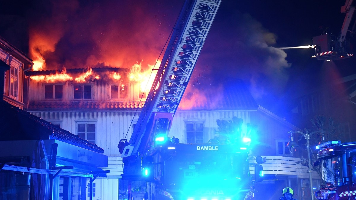 Brann ved verneverdige trehus i Kragerø: Vil få folk ut fra sentrum