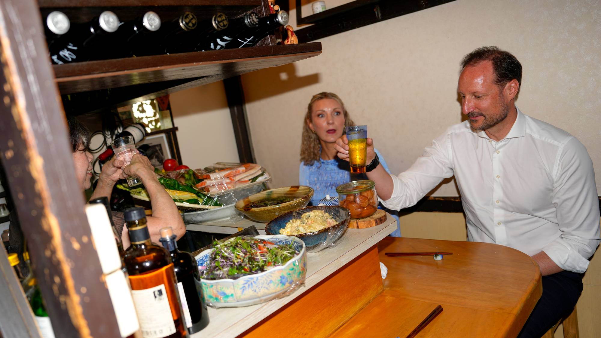 Kronprins Haakon blir servert øl på en tradisjonell bar i Tokyo