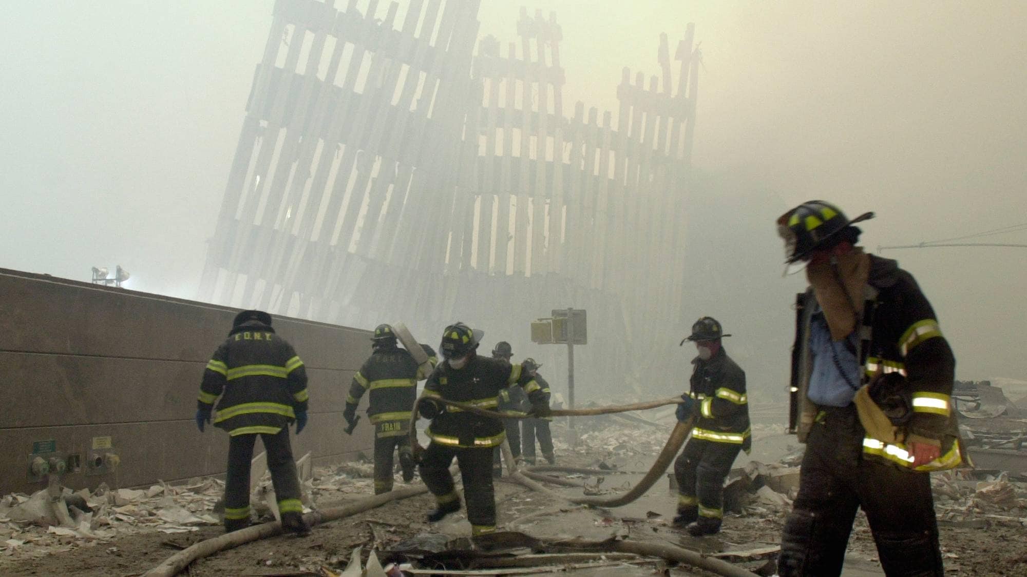 Brannkonstabler jobber i ruinene etter terrorangrepet mot World Trade Center 11. september 2001. (Bildebeskrivelsen er laget av en KI-tjeneste)