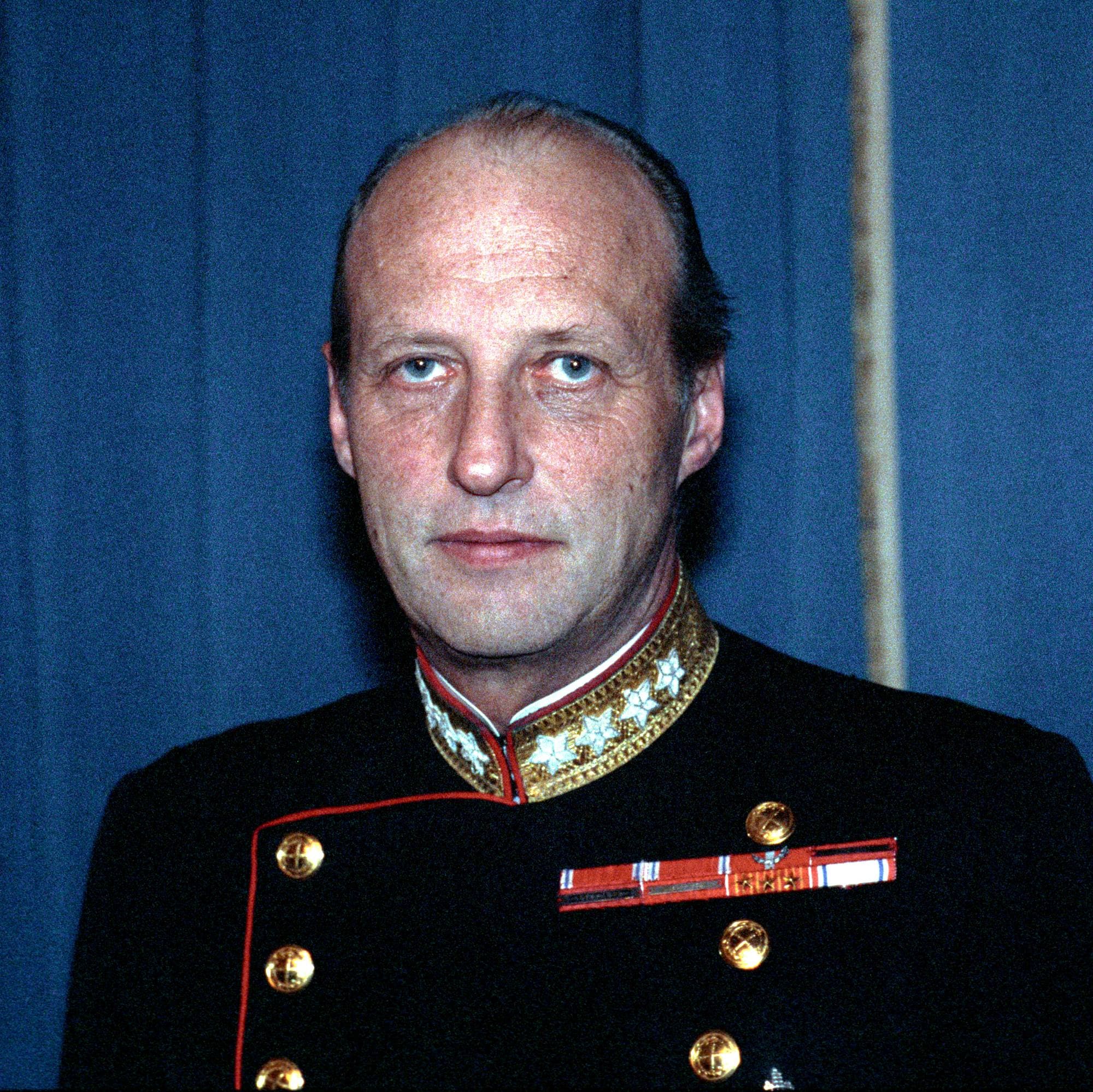 Kong Harald er ikledd uniform og fotografert foran en blå vegg i forbindelse med ekstraordinært statsråd på Slottet etter kong Olavs død i 1991