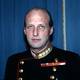 Foto: Morten Hval / NTB Kong Harald er ikledd uniform og fotografert foran en blå vegg i forbindelse med ekstraordinært statsråd på Slottet etter kong Olavs død i 1991