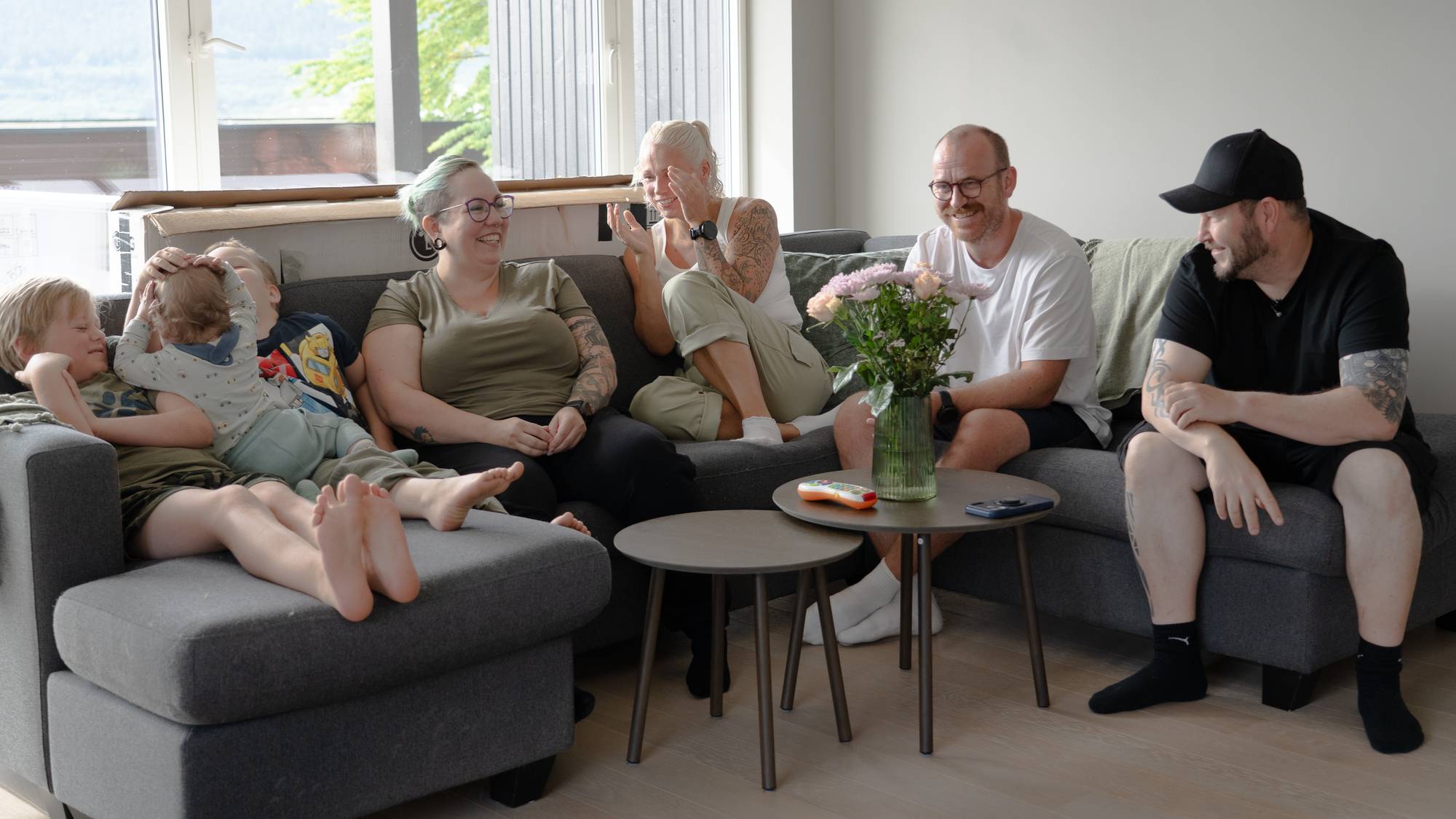 To familier i en sofa