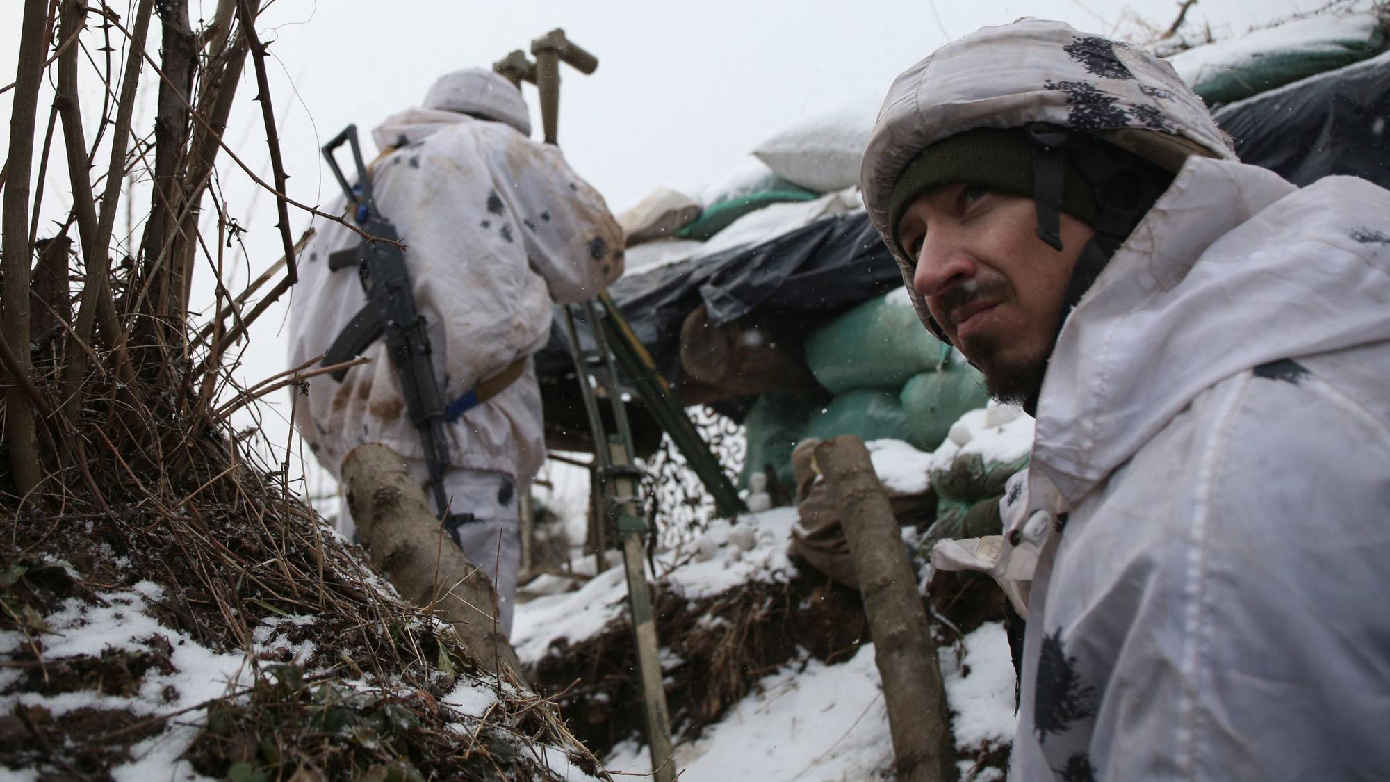 Готовность к нападению. Границы войны. Украинские солдаты в окопах. Мертвые военные на Украине.