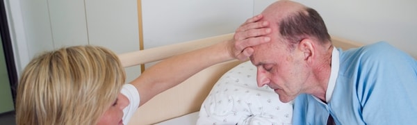 en lege som tar seg av en pasient