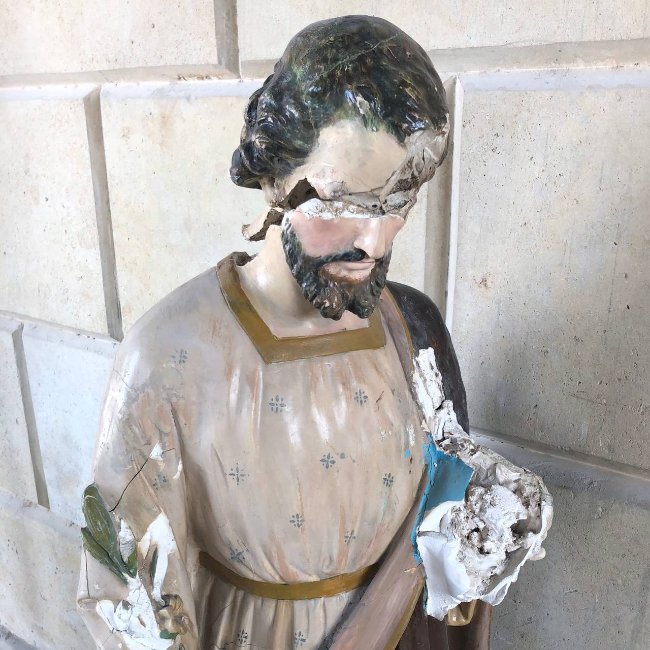 Ødelagt Kristusfigur i kirken i Qaraqosh, Irak