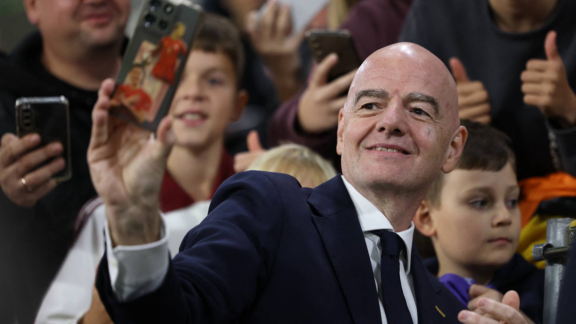 Gianni Infantino foran publikum