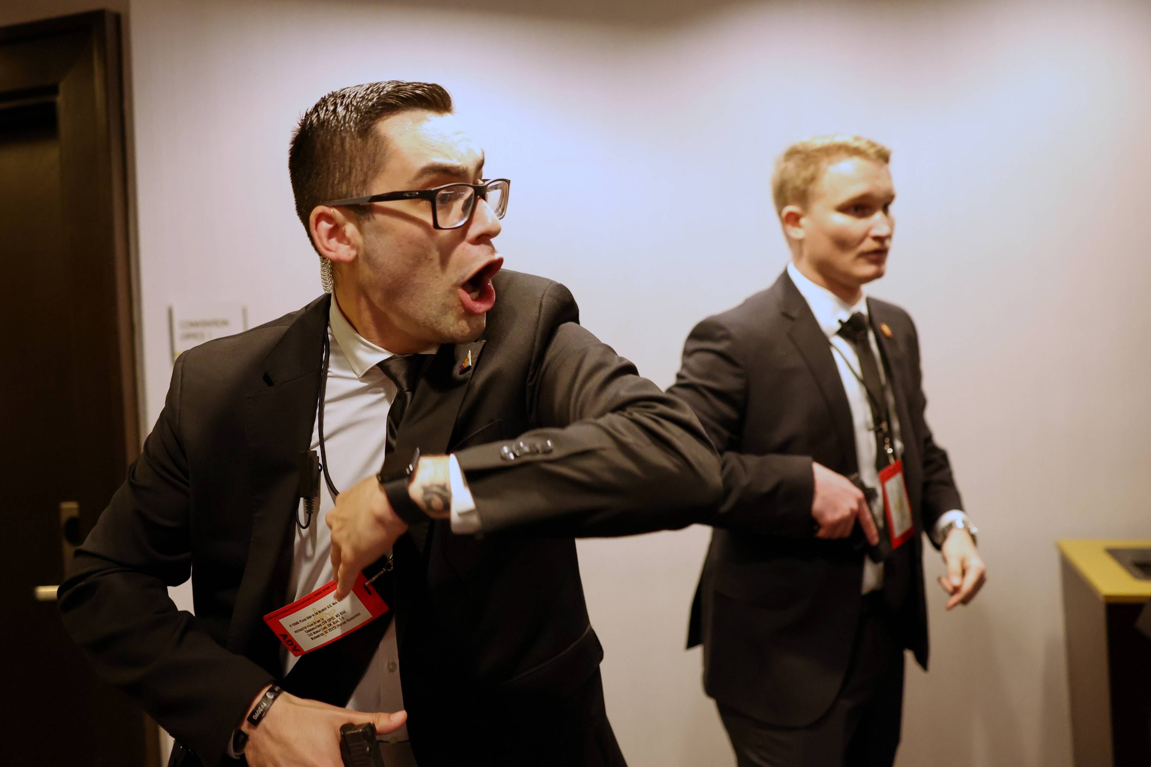 Agenter fra Secret Service trekker frem våpnene sine etter angrepet mot korrespondentmiddagen.