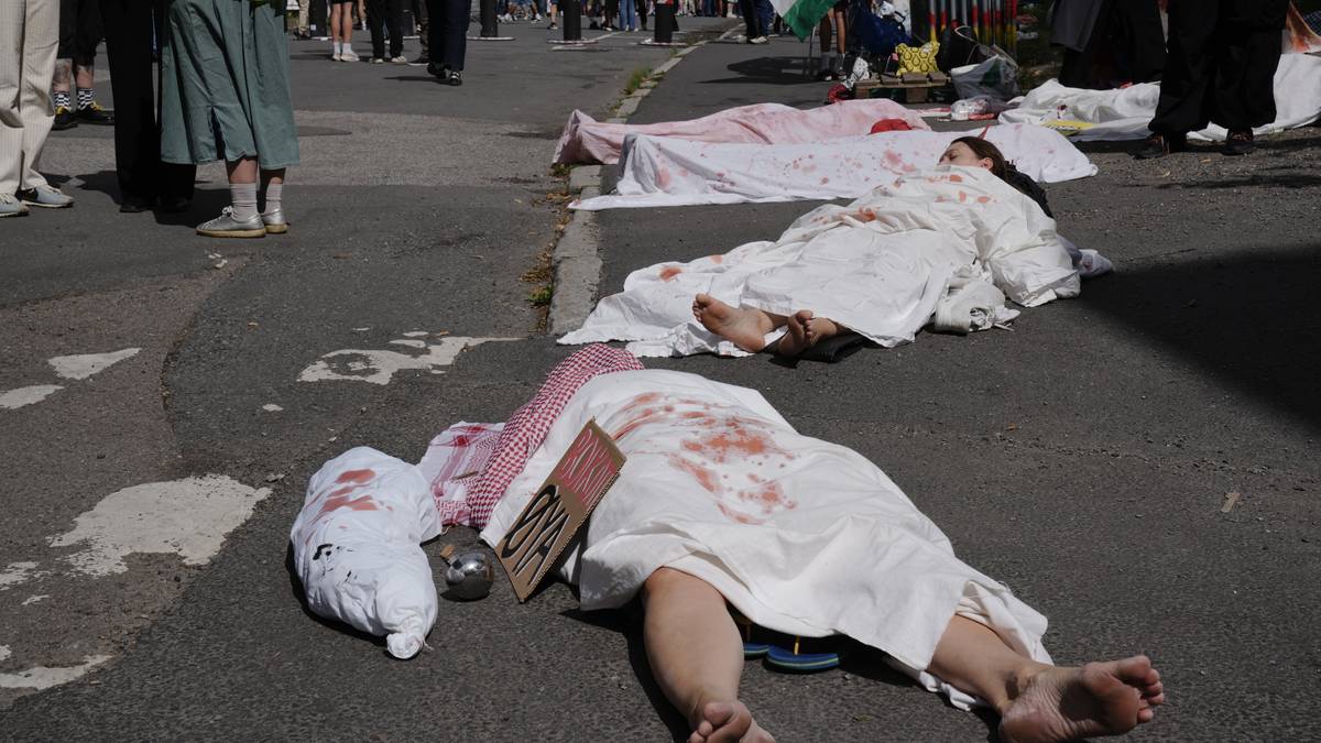 Aktivister demonstrerer ved Øyafestivalen