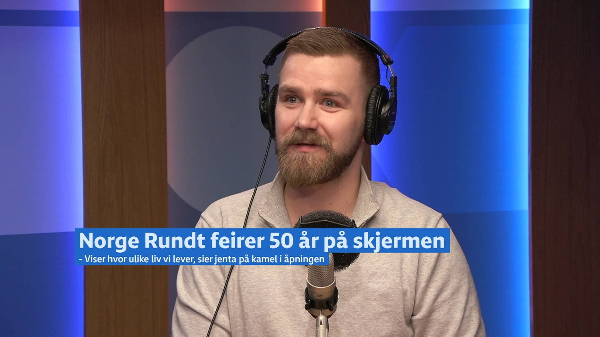 Skjegg- og bartemann med hodetelefoner sitter foran en mikrofon i et studio. Infografikk nederst. (Bildebeskrivelsen er laget av en KI-tjeneste)