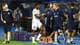 Foto: Nikola Krstic / NTB En fotballspiller i hvit drakt gir en high-five til en støtteapparatmedlem på sidelinjen. (Bildebeskrivelsen er laget av en KI-tjeneste)