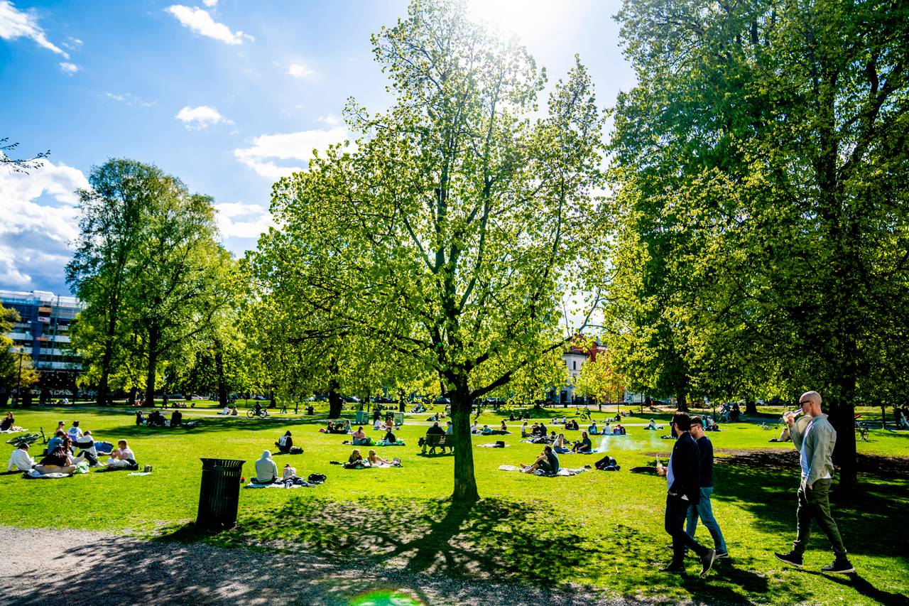 Stemningsbilde fra Sofienbergparken i Oslo lørdag 2. mai 2020. 
