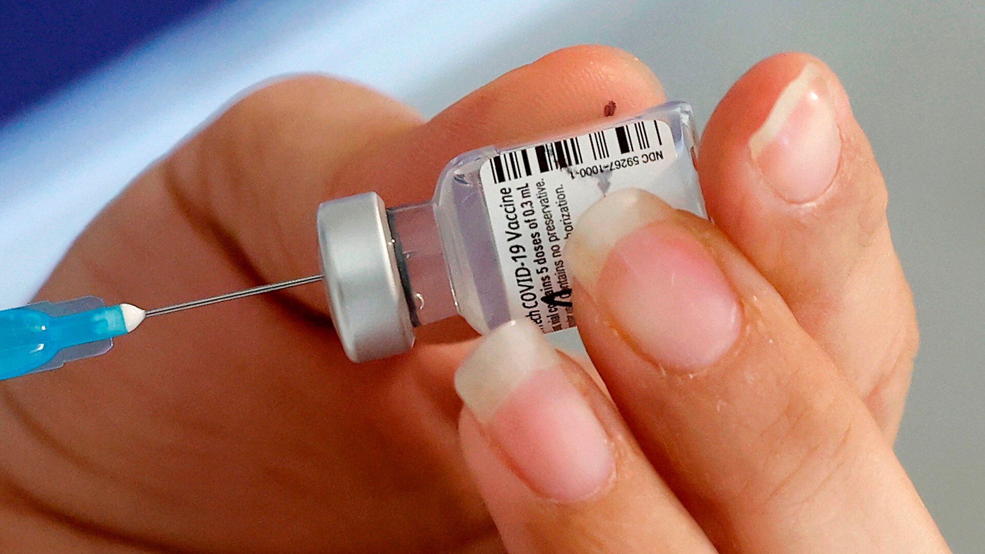 Her kommer de første vaksinedosene 