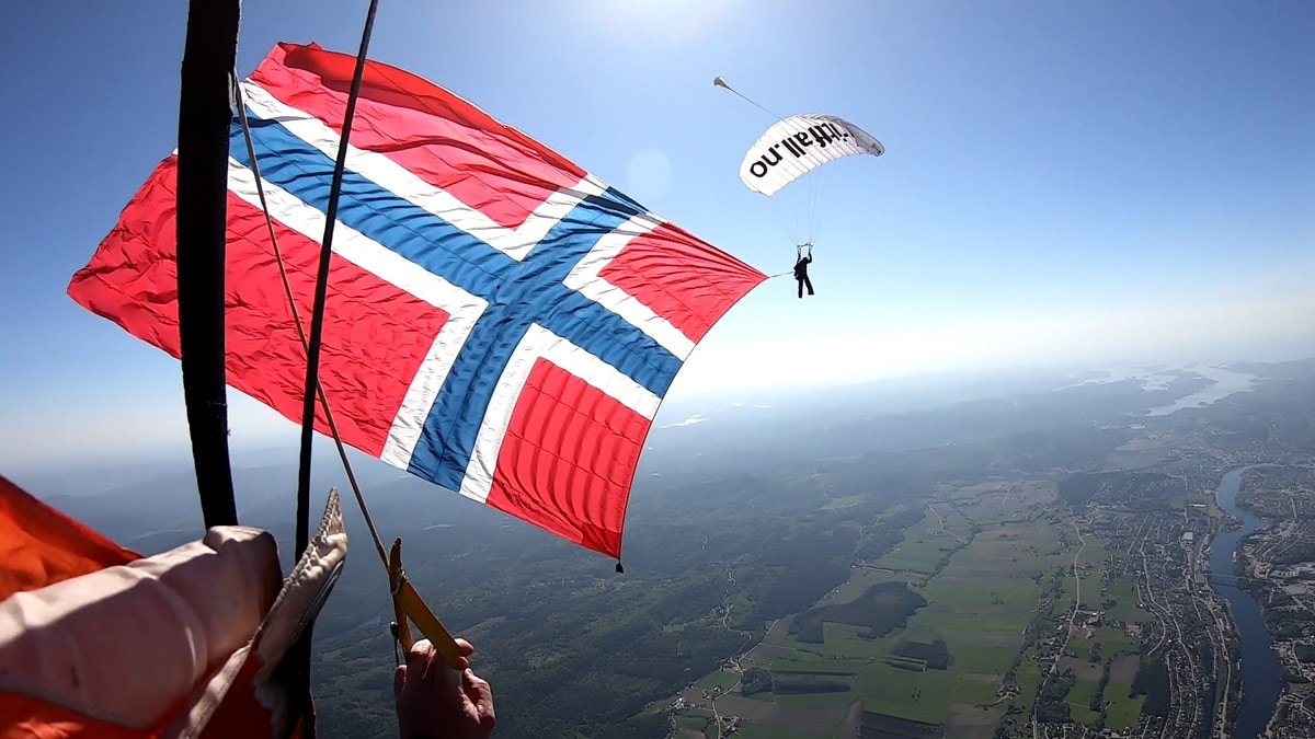 Her svever han med verdens største norgesflagg: – Majestetisk