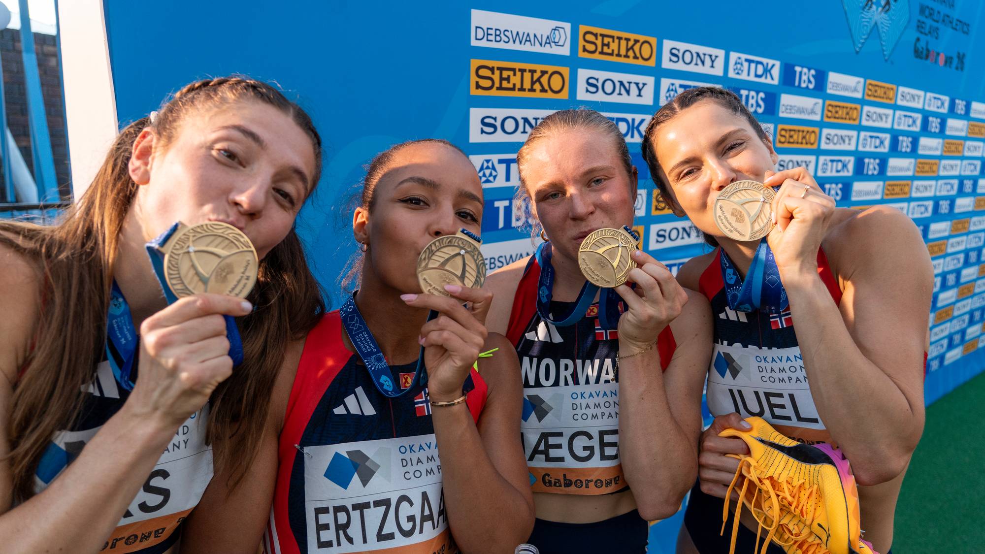 Kvinnelige atleter feirer gull