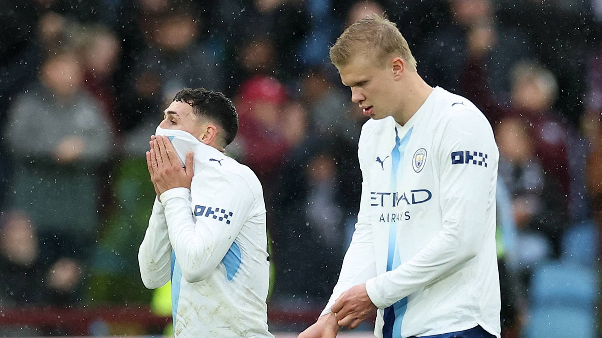 Julian Alvarez og Erling Braut Haaland i Manchester City-drakter på en fotballbane. (Bildebeskrivelsen er laget av en KI-tjeneste)