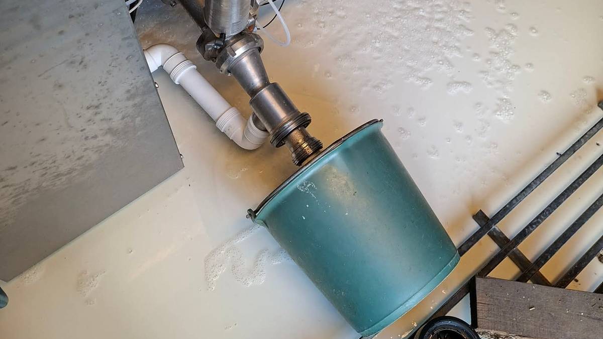 9000 liter melk gikk i sluket etter fergetrøbbel