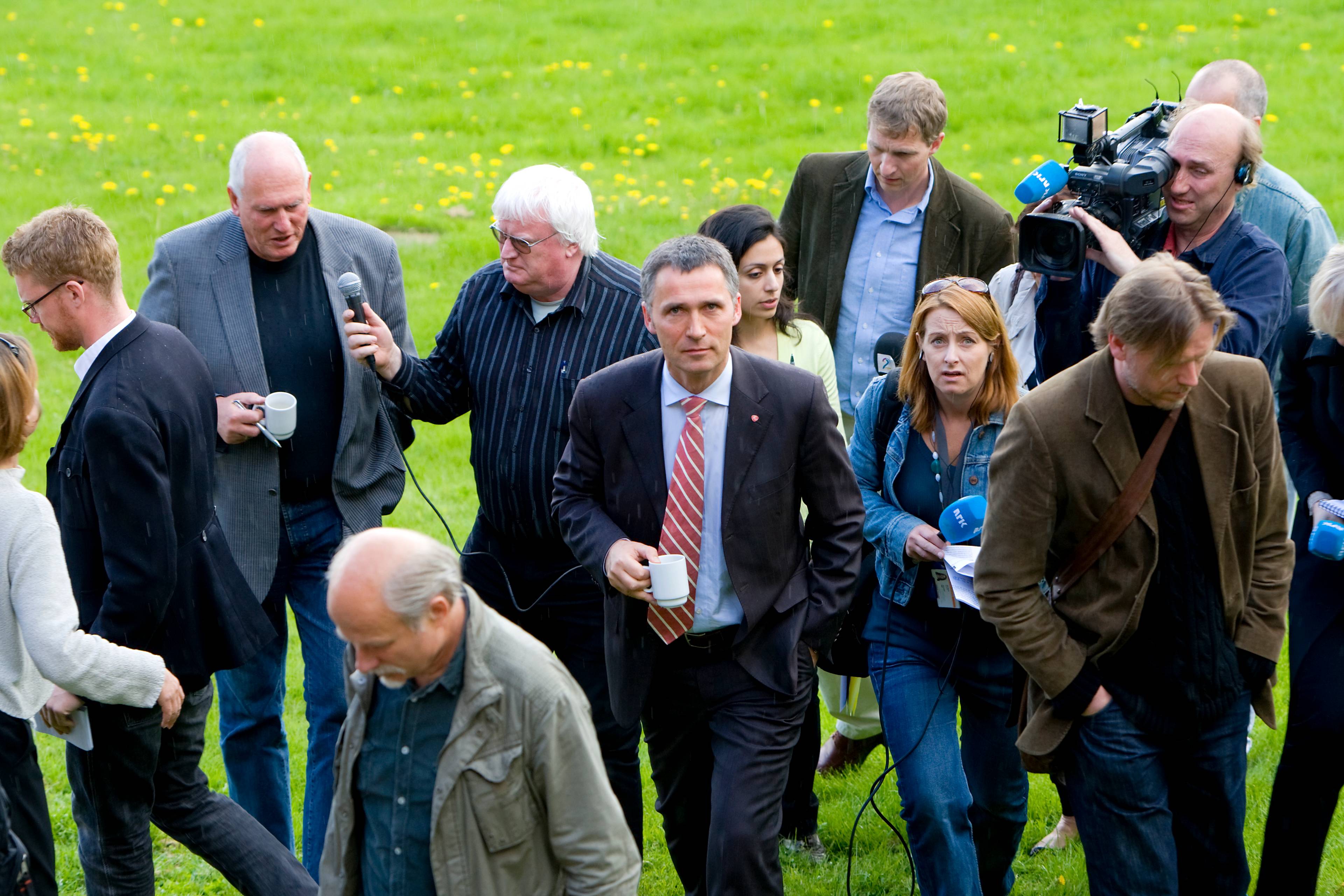 LO leder Roar Flåthen (til venstre) krever mer av statsminister Jens Stoltenberg og Arbeiderpartiet for at et godt samarbeid foran valget 2009 skal være sikret. Mandag møttes de under en fagpolitisk konferanse på Sørmarka.