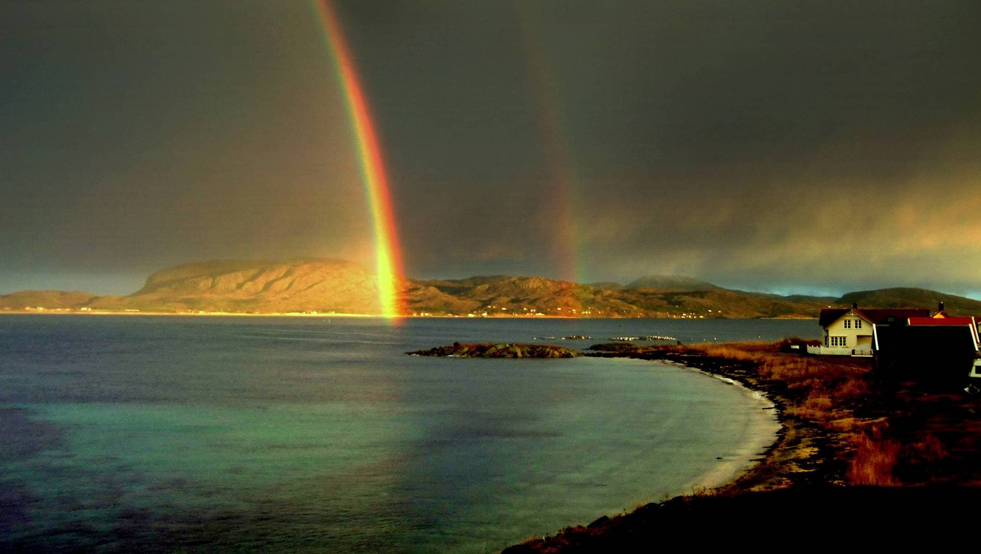 Regnbue over Bjugnfjorden