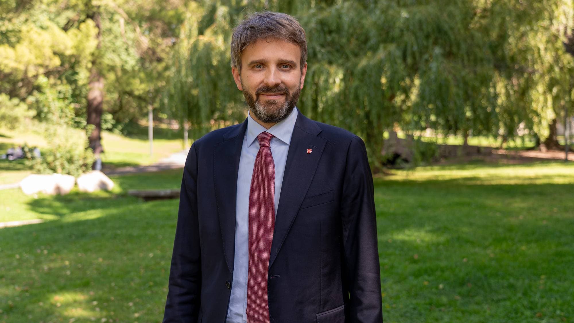 Mann i dress i parken på St. Hanshaugen