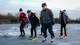 Foto: Fang Yongbin / NRK Eldre menn over 60 år går på skøyter på isen på et vann i Beijing