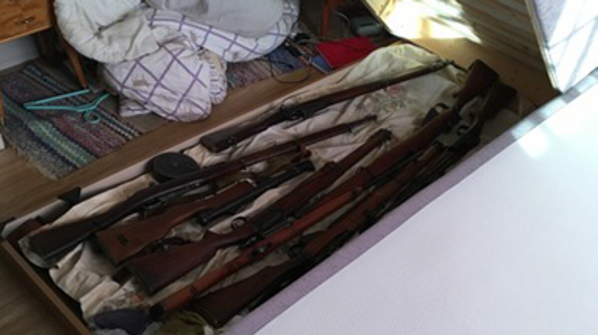 Oppbevarte mange våpen under madrassen – ble frikjent