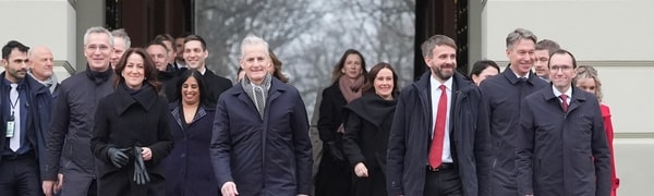 Dresskledde politikere med Jonas Gahr Støre i spissen kommer gående mot fotografen