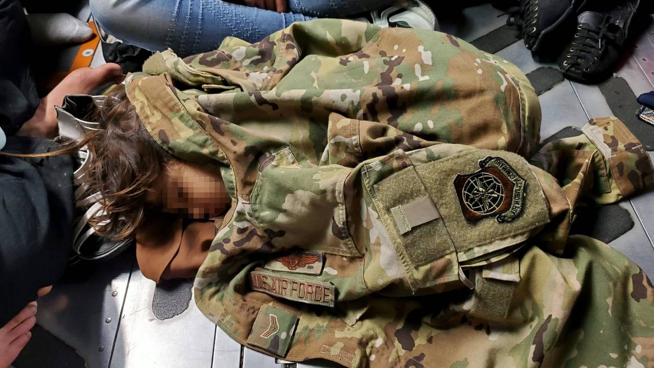 Et afghansk barn sover på et amerikansk C-17-fly på vei ut av Kabul den 15. august 2021.