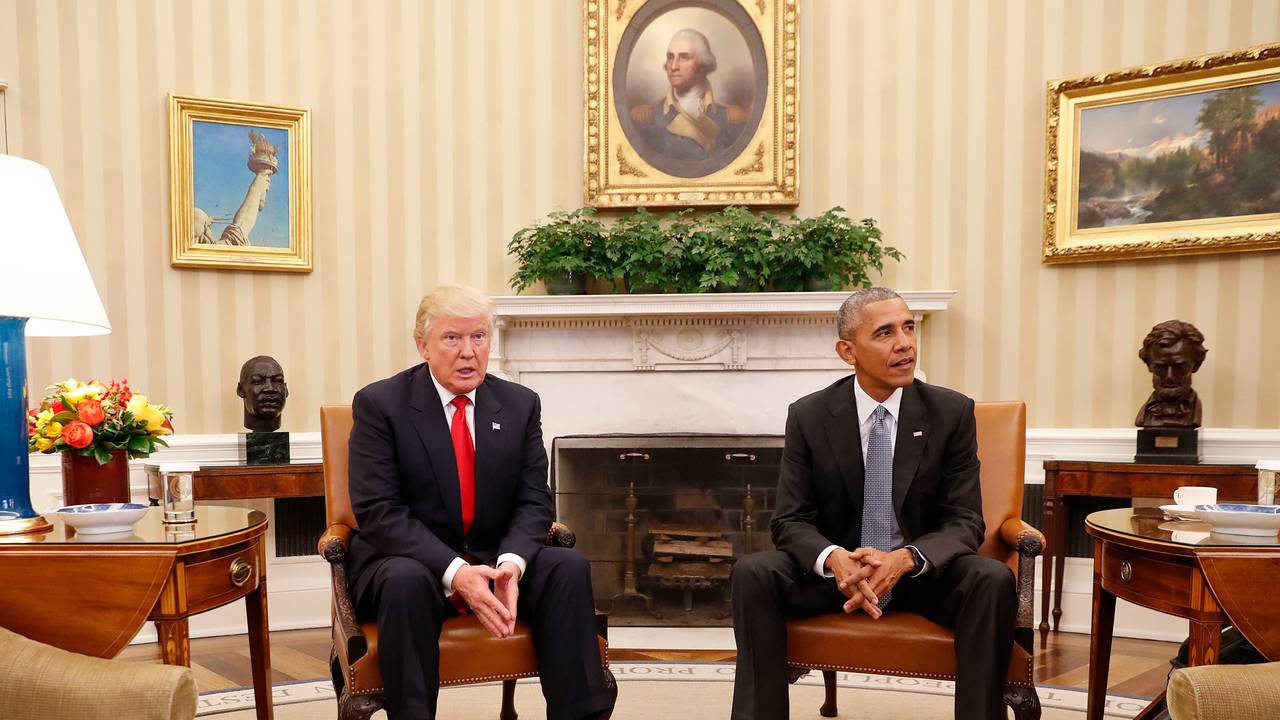 Barack Obama og Donald Trump i Det ovale kontor i Det hvite hus slik det så ut under Obama. Trump på besøk 10. november 2016 etter valgseieren.