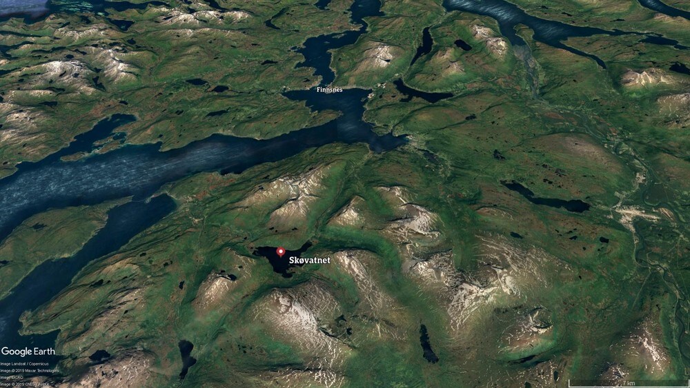 Søker etter mulig savnede i Dyrøy etter at lys forsvant på vann