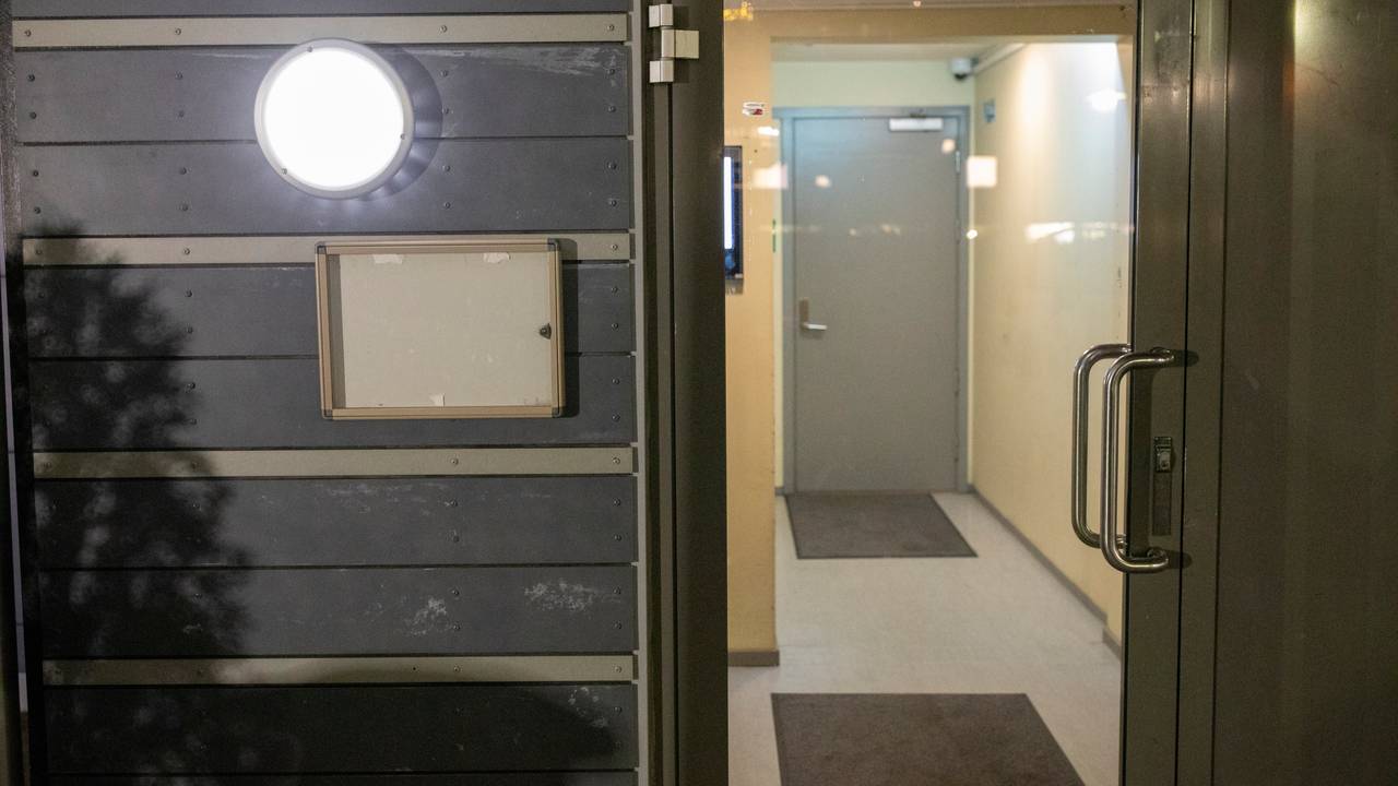 Bilete av døra i bustadblokka