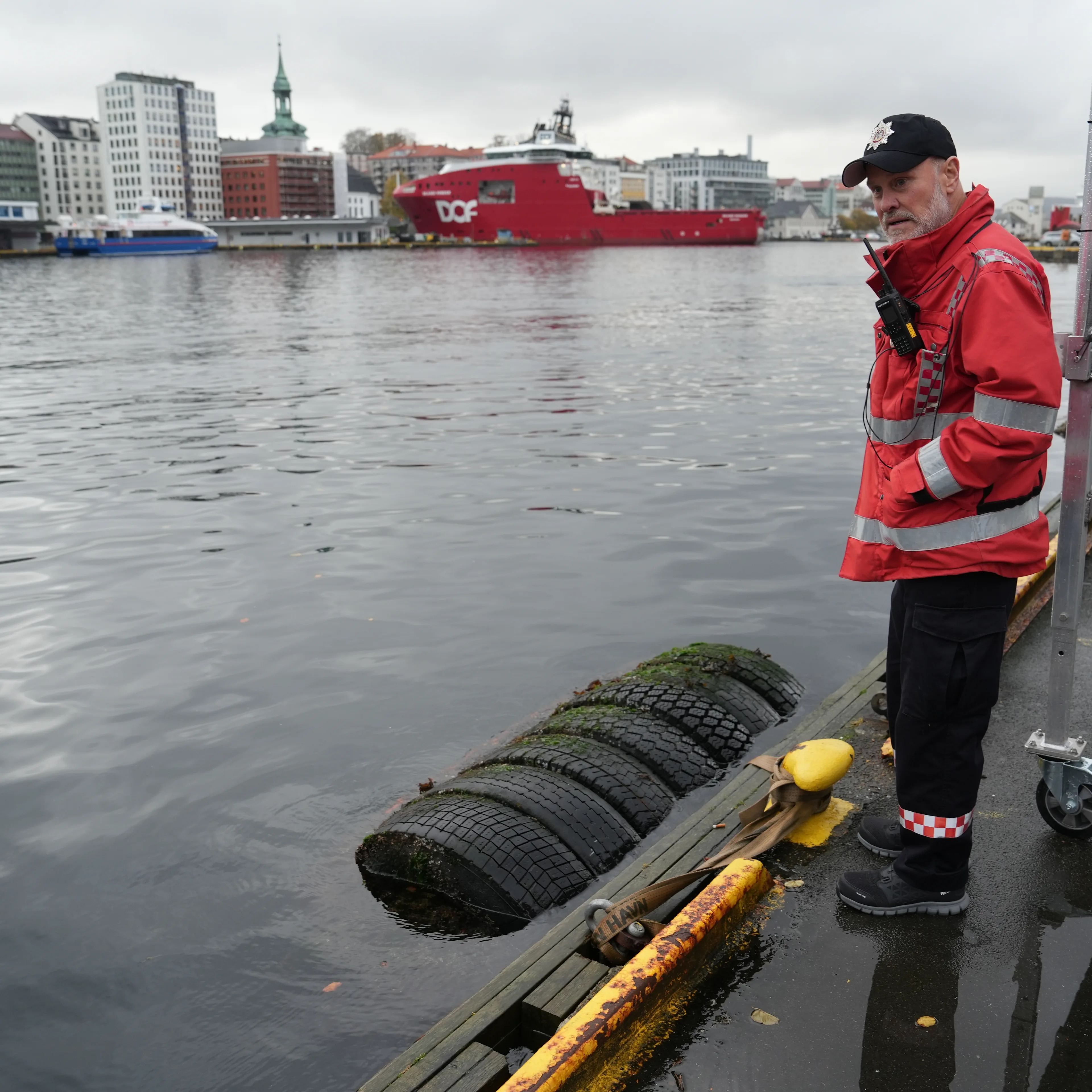 en mann i brannuniform står ved siden av en bryggekant der vannet nesten renner over