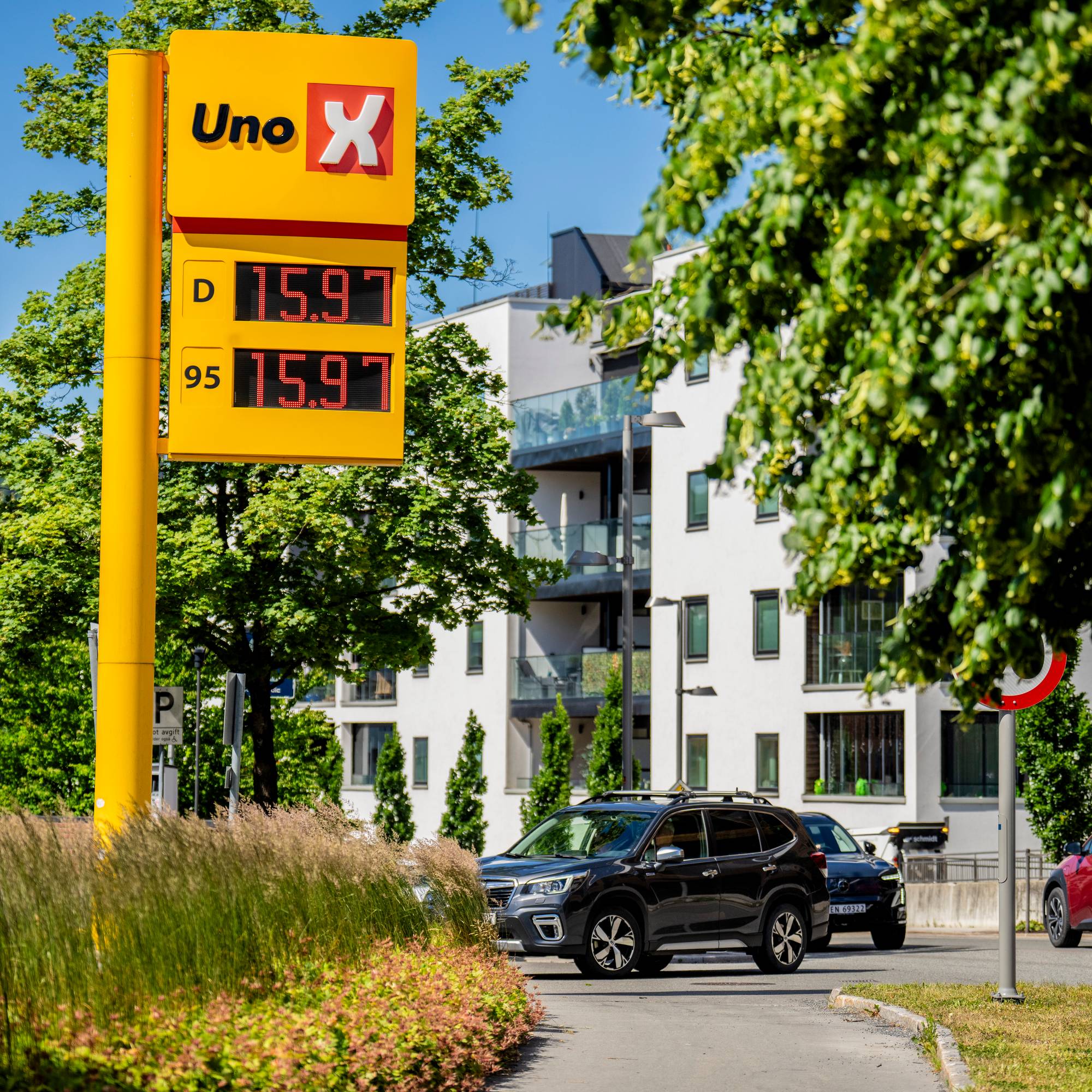 Et gult skilt som viser bensinprisene 
