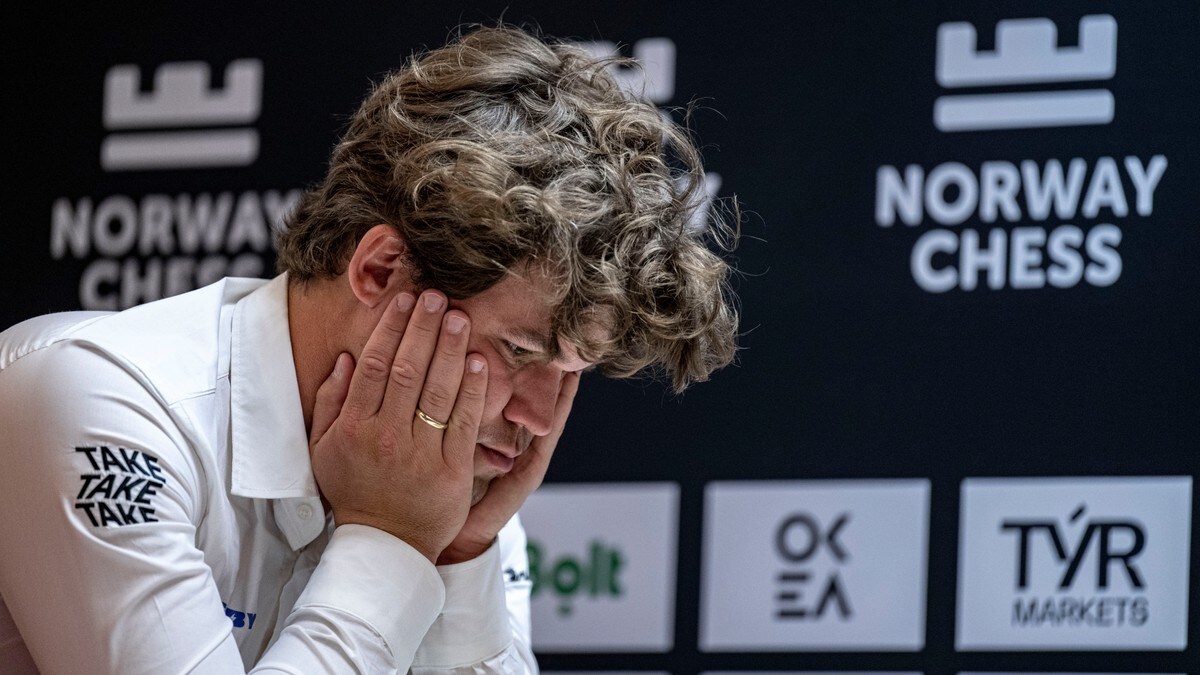 Magnus Carlsen rotet bort seier mot Gukesh i fascinerende parti – tapte i sekunddrama
