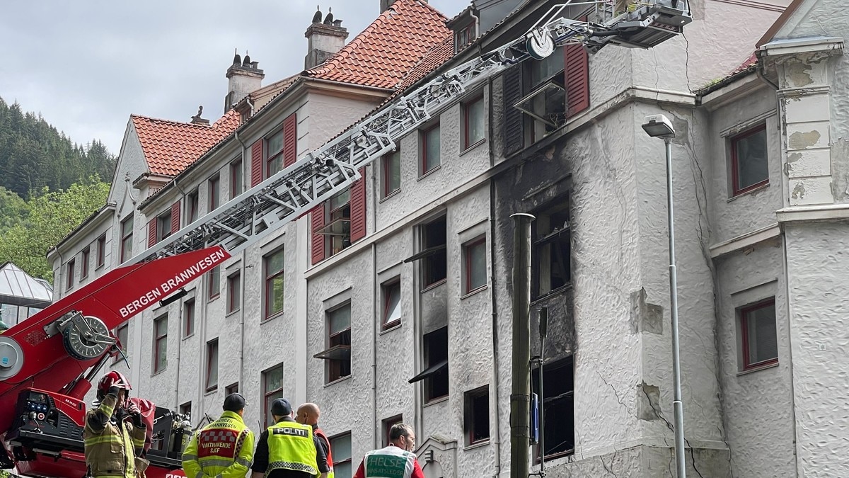 Éin person til sjukehus etter brann i bygning i Bergen