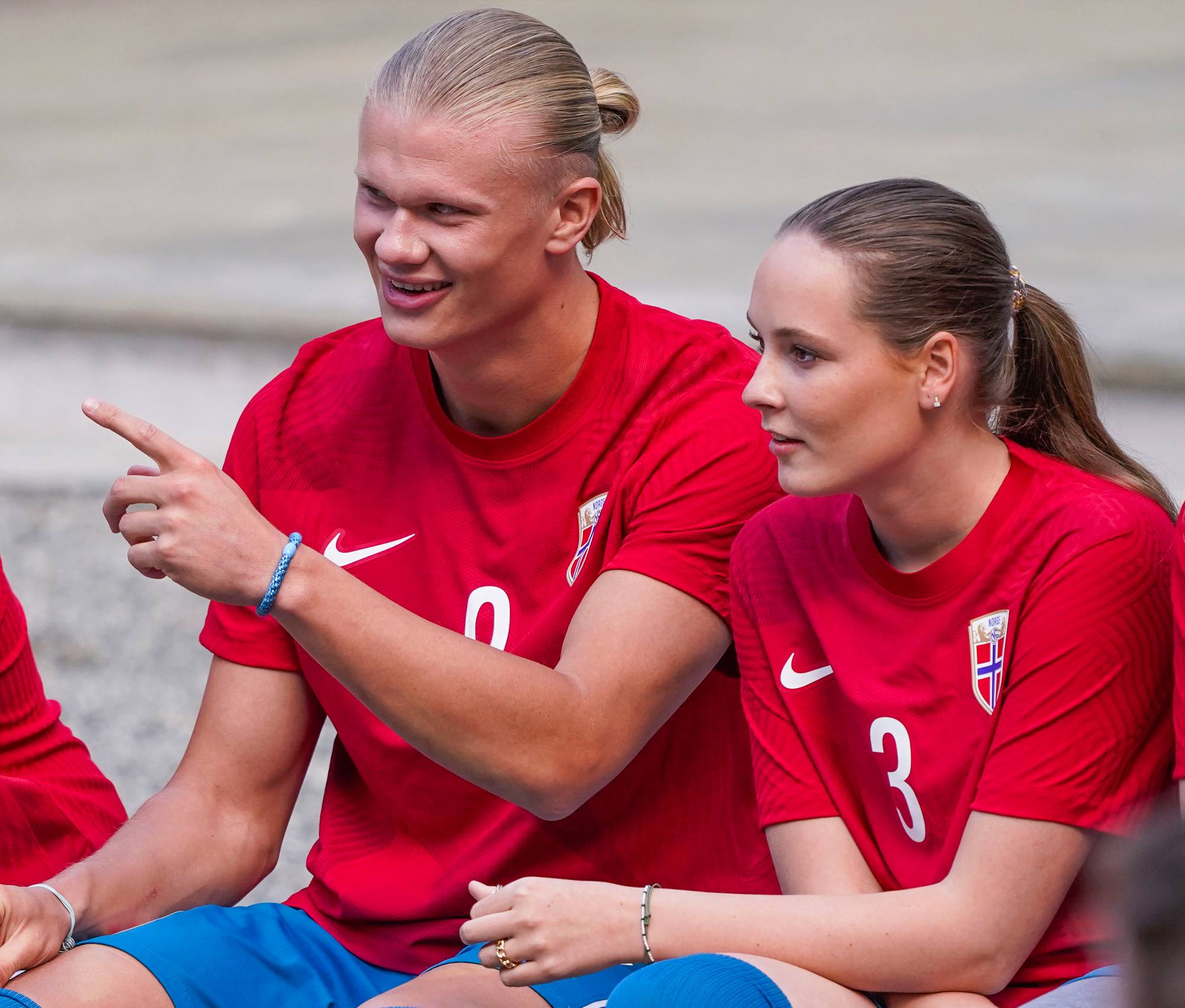 Prinsesse Ingrid Alexandra og Erling Braut Haaland under vennskapskampen i fotball på Skaugum stadion i 2022