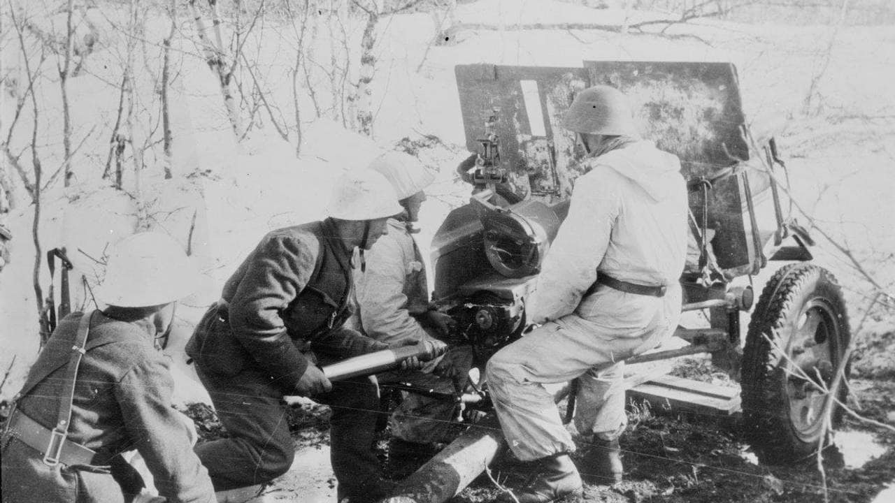 Norsk artilleristilling på Narvikfronten i mai 1940. (Original bildetekst)